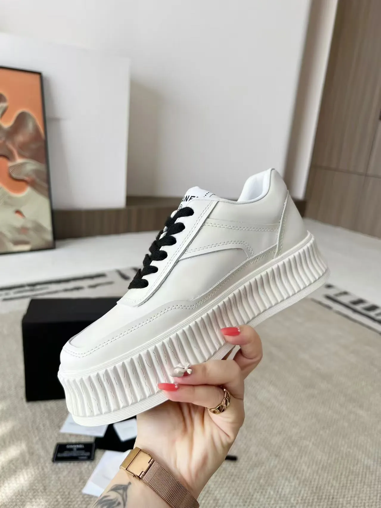 👟👟Ex-factory price 520👟👟 Thick-soled Chanel Chanel 24SF latest model full leather panda color white shoes casual sports shoes skateboard shoes original purchase and development production Xiaoxiang C Home Another super popular item in the counter, loved by Internet celebrity bloggers and sisters, and various praises on social platforms. It is extremely popular, has a high texture, is breathable and super spring and summer. Seeing this issue always arouses the inner desire of girls for fashion. The latest suede material, classic black and white color, full of fashionable feeling on the feet and easy to care for. Fabric: Original customized imported cowhide material. Lining: Customized soft sheepskin lining. Sole: Original molded TPU non-slip outsole. Bottom thickness: 4CM. Size: Women's size 35-40 (custom-made sizes 40 are non-refundable)
